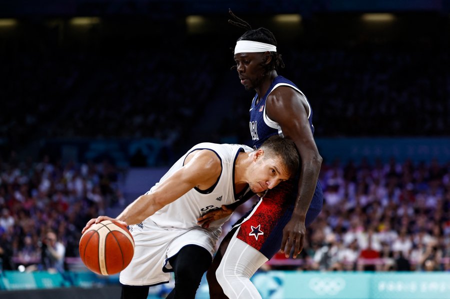 Serbia's #07 Bogdan Bogdanovic challenges USA's Jrue Holiday in the men's preliminary round group C basketball match