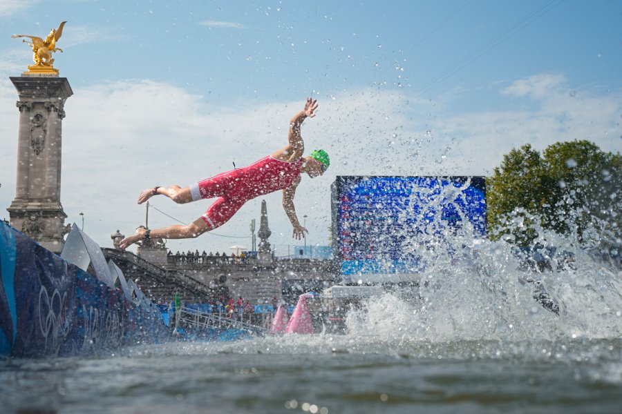 Austria's Tjebbe Kaindl dives into the Seine river to start the swimming stage of the men's individual triathlon at the Paris 2024 Olympic Games in central Paris on July 31, 2024