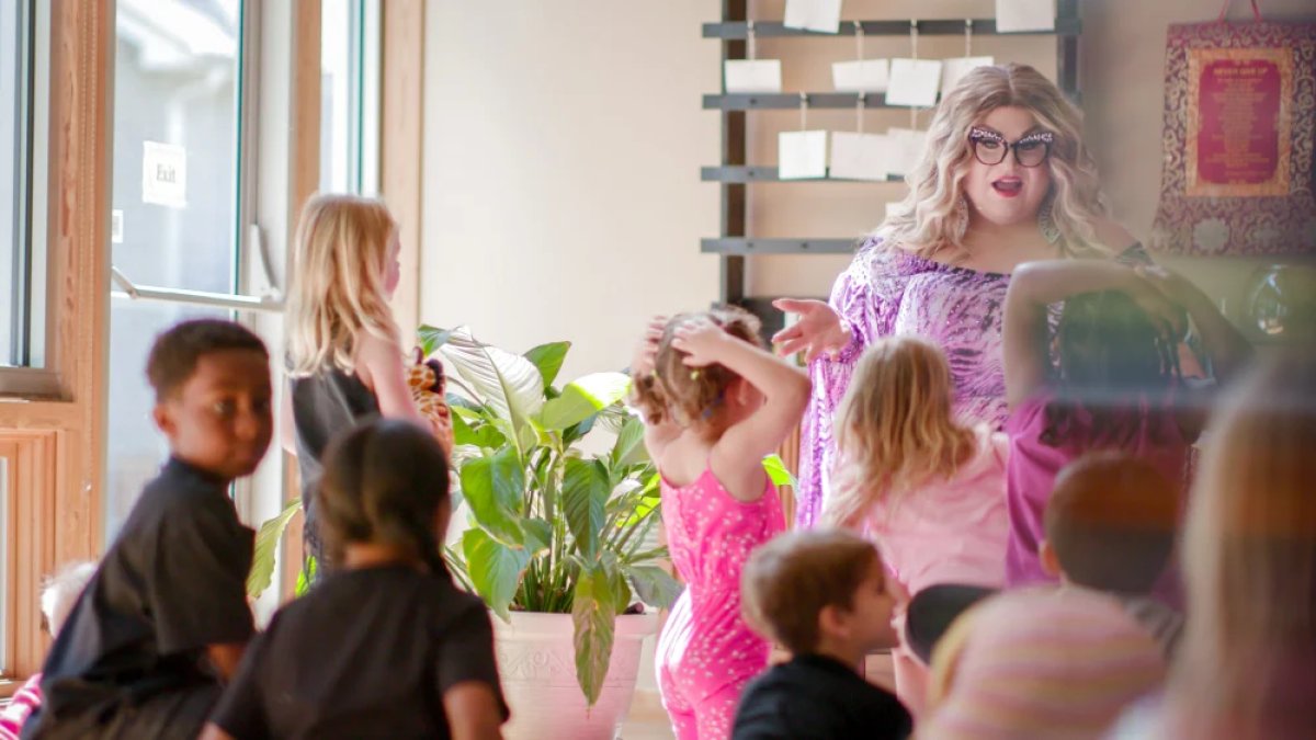 Short documentary “It’s Okay” looks at Drag Story Hour from the perspective of children – NBC Los Angeles