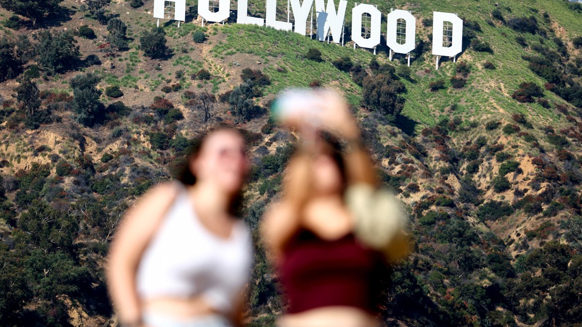 Neighbors fear tourists at Hollywood sign could cause huge fire – NBC Los Angeles