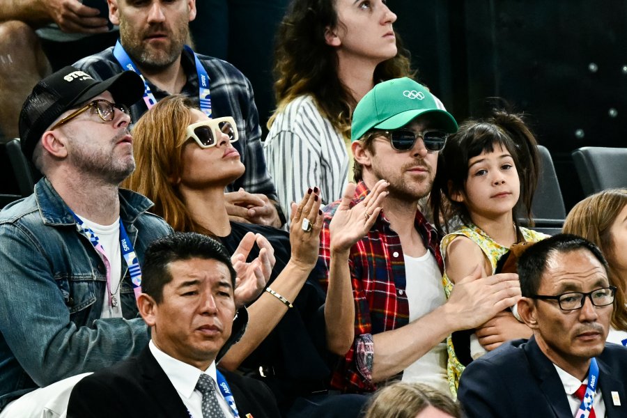 US actress Eva Mendes (C-L) and her partner Canadian actor Ryan Gosling (C-R) attend the artistic gymnastics women's uneven bars final