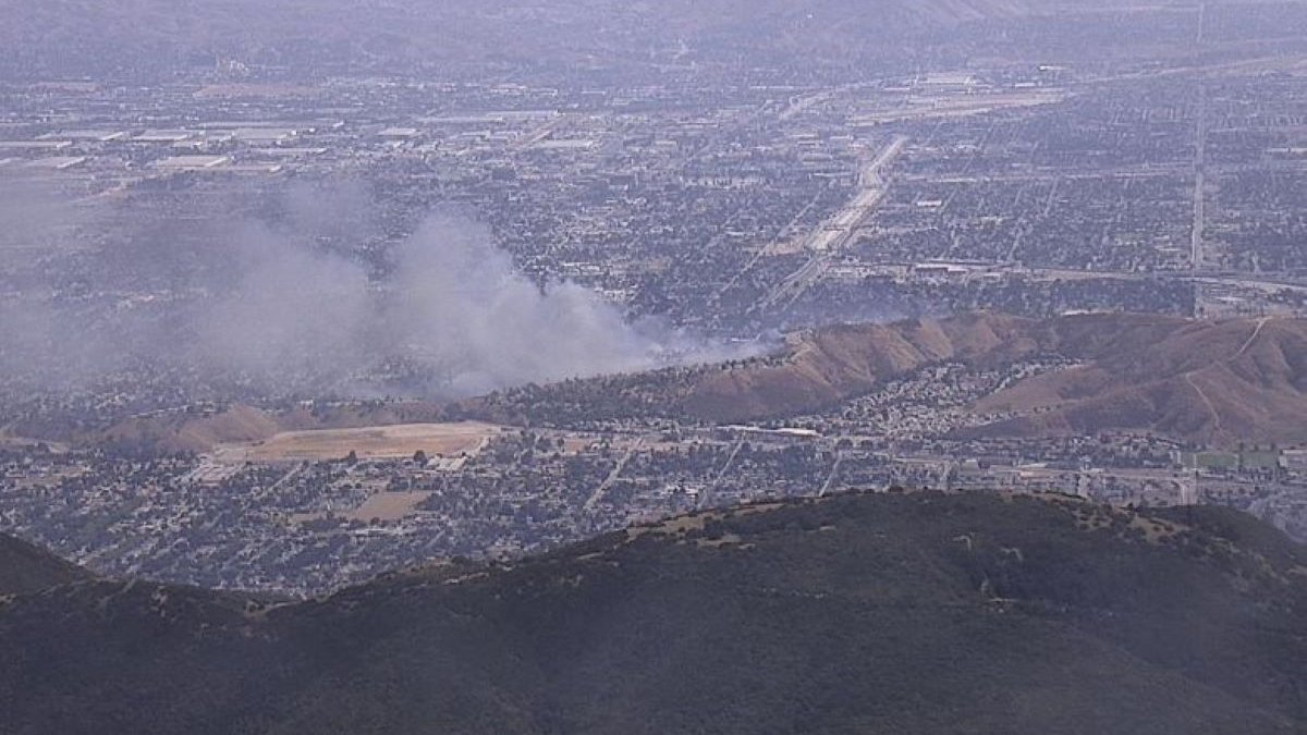 サンバーナーディーノ地区で山火事が発生 – NBC ロサンゼルス
