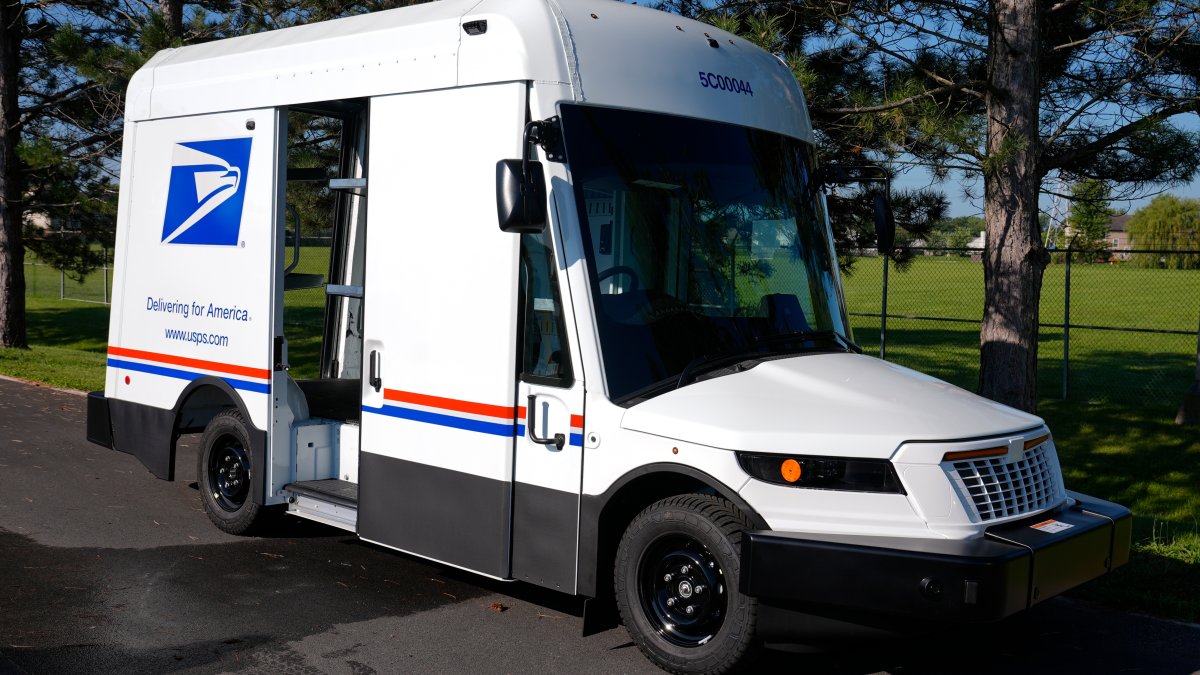 USPS’ long-awaited new mail truck makes its debut – NBC Los Angeles