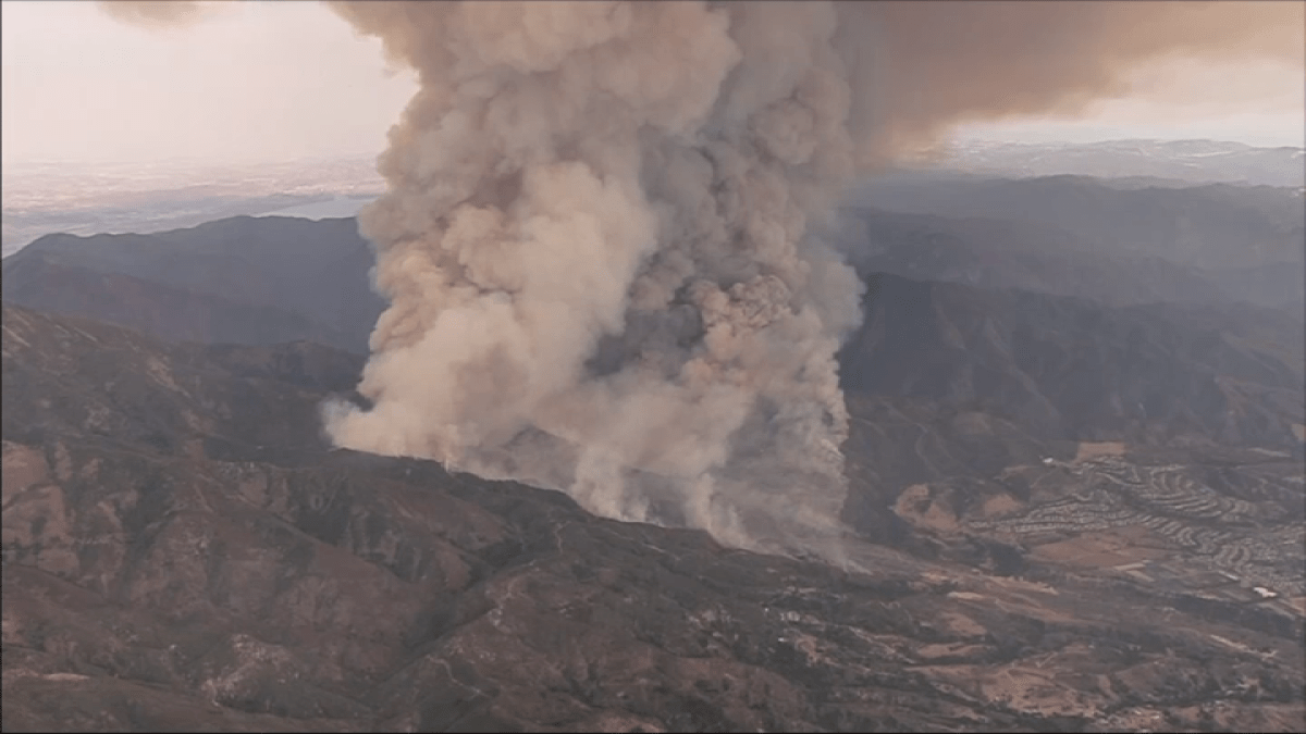 Devastating Airport Fire Rages in Trabuco Canyon