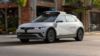 Hyundai Motor and Waymo have agreed to a multiyear, strategic partnership that includes the self-driving company adding the South Korean automaker’s Ioniq 5 electric vehicle to its robotaxi fleet.