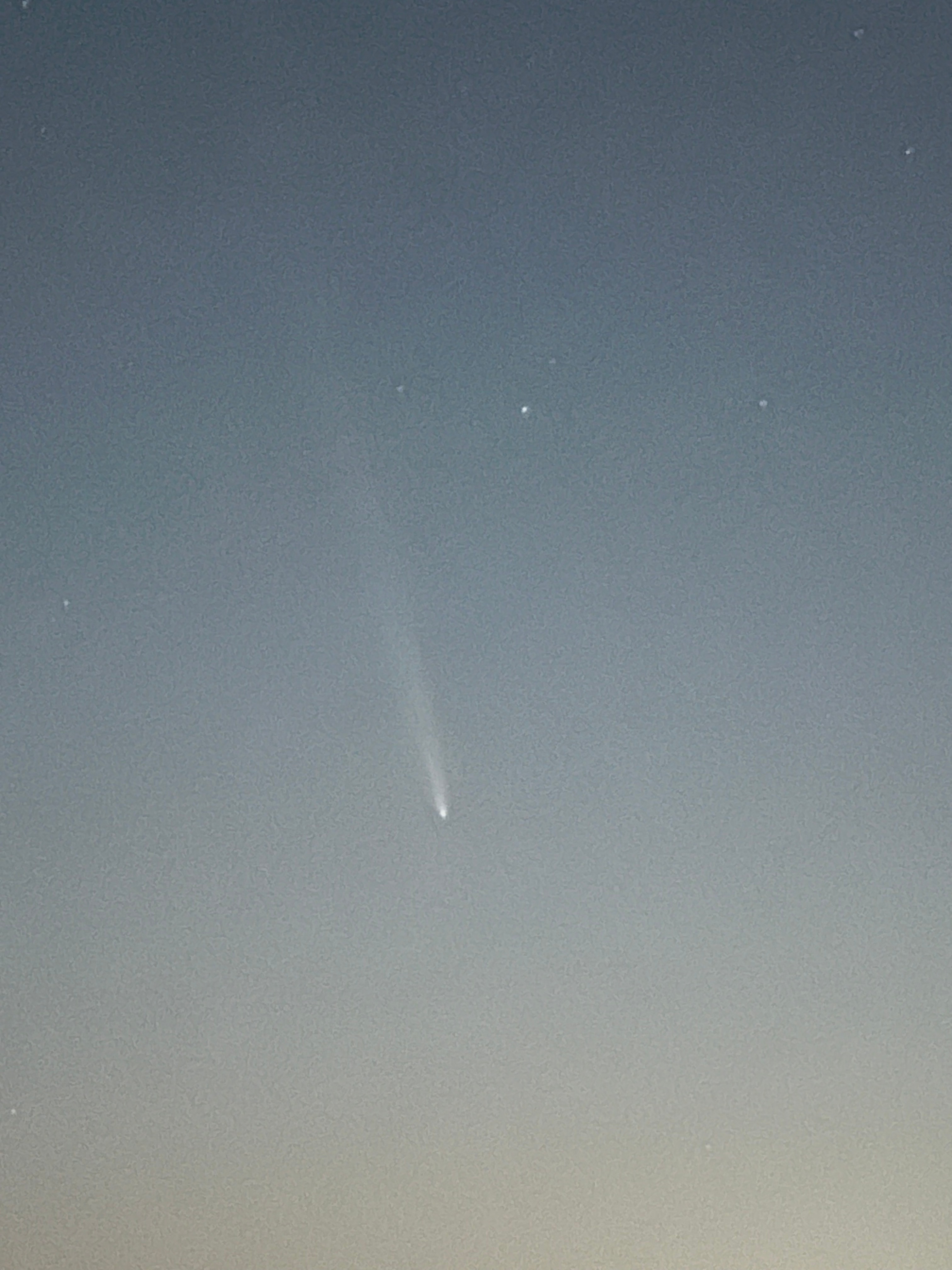 Comet on cellphone photograph taken 15 miles southwest of Cleburne, about<br />
30 minutes after sunset.<br />
Best regards,<br />
Jerry Webber<br />
Cleburne Tx