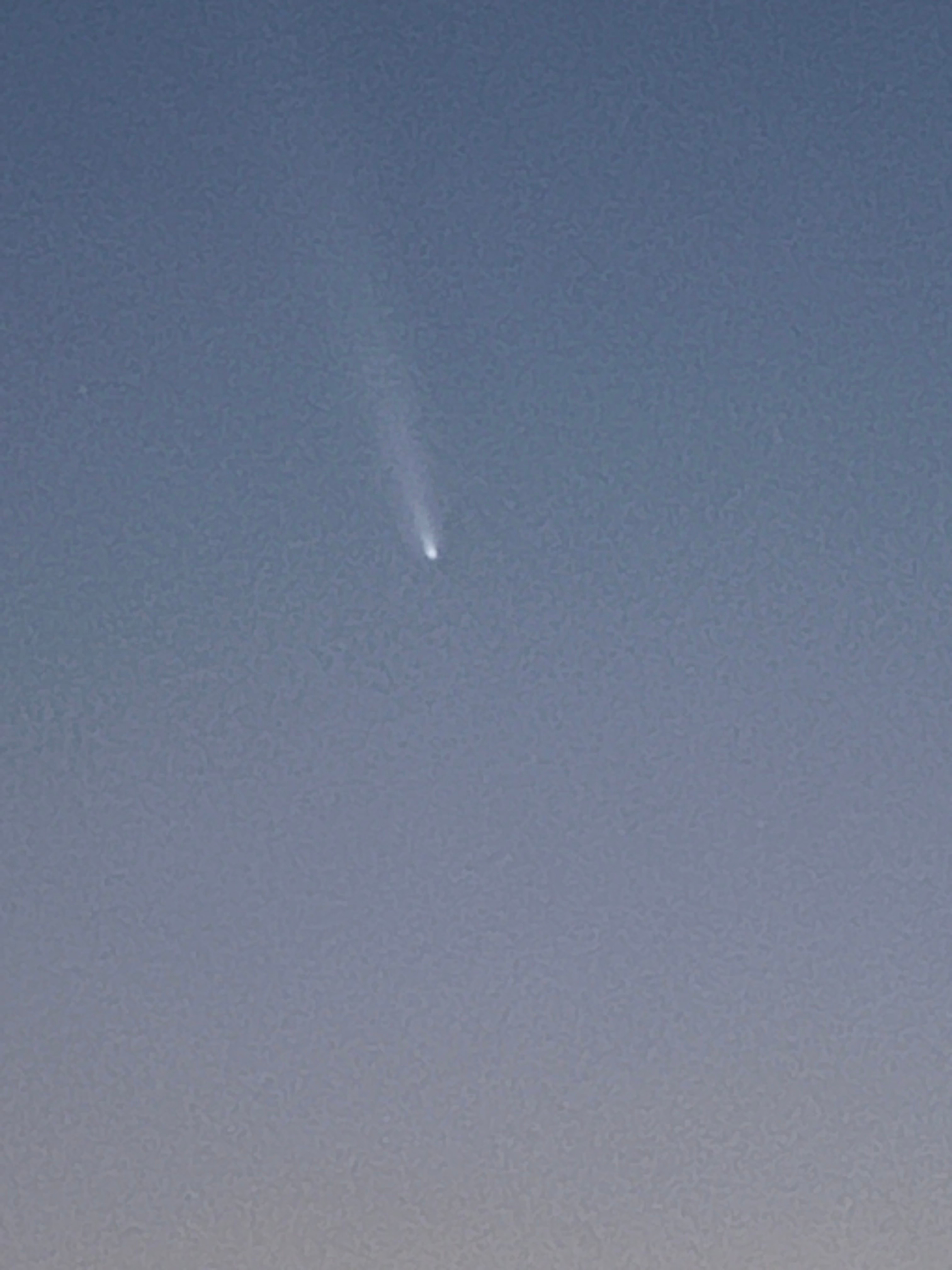 Comet on cellphone photograph taken 15 miles southwest of Cleburne, about<br />
30 minutes after sunset.<br />
Best regards,<br />
Jerry Webber<br />
Cleburne Tx