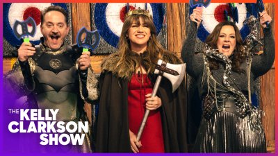 Kelly Clarkson throws axes with Melissa McCarthy & Ben Falcone