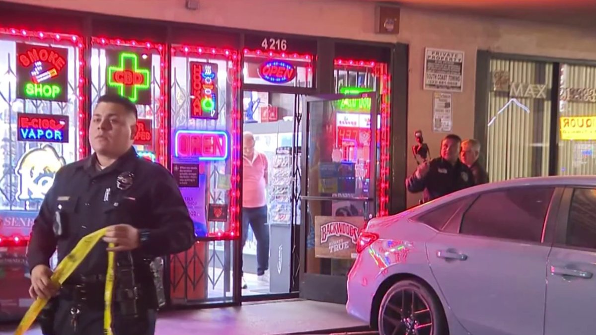 Smoke shop employee shot in the face by attempted robbers in Koreatown