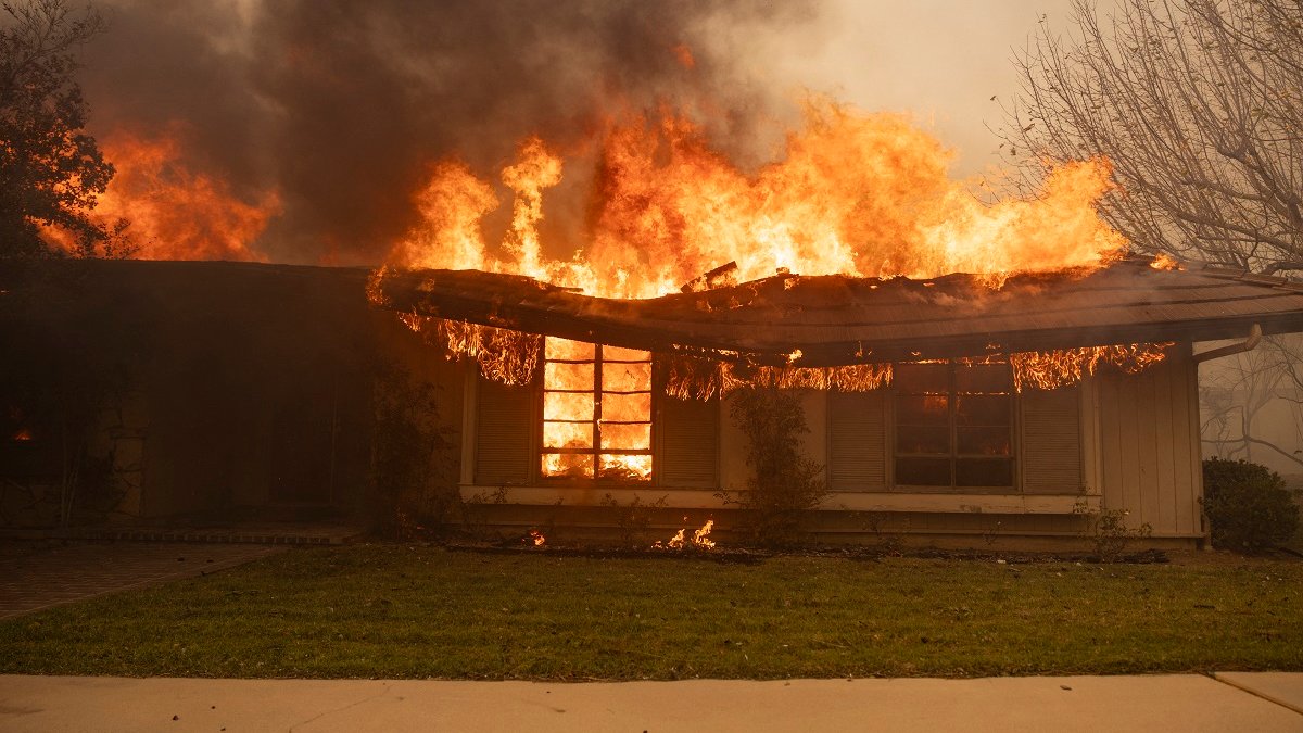 Live updates: Mountain Fire burns homes in Camarillo, Moorpark – NBC ...