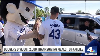 Dodgers give out 2,000 Thanksgiving meals to families