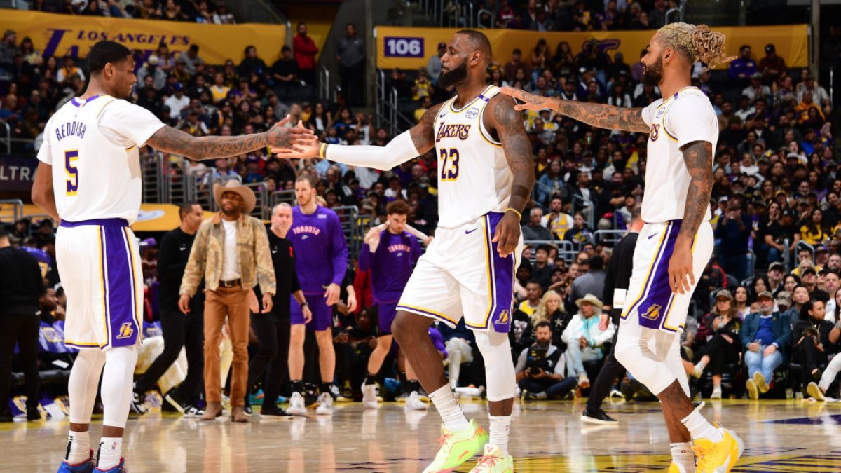 LeBron James gets 2nd straight triple-double, Anthony Davis injured in Lakers’ 123-103 win over Raptors