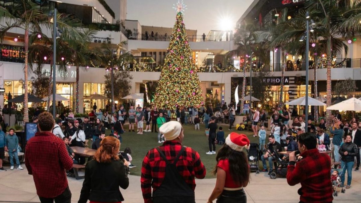 Ovation Hollywood has free holiday tunes and character meet-and-greets