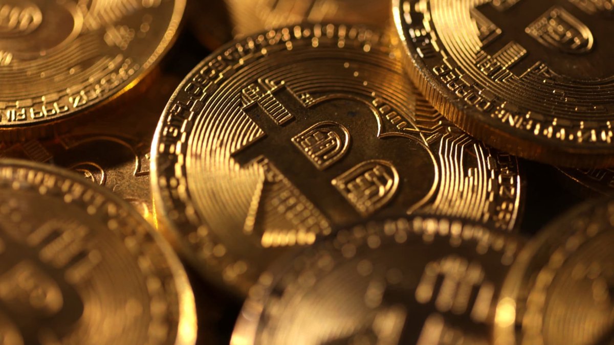 Bitcoin falls below $117,000 after Trump crypto bills are blocked before  vote – NBC Los Angeles