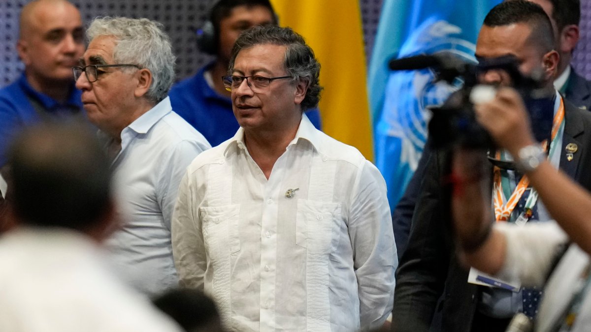 Colombia's president calls for migrants to leave jobs in the US and return home 1