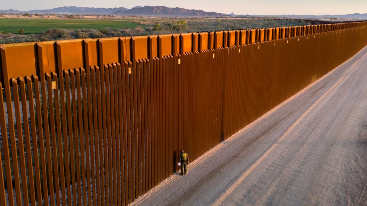 Pentagon to send up to 1,500 active duty troops to US-Mexico border ...