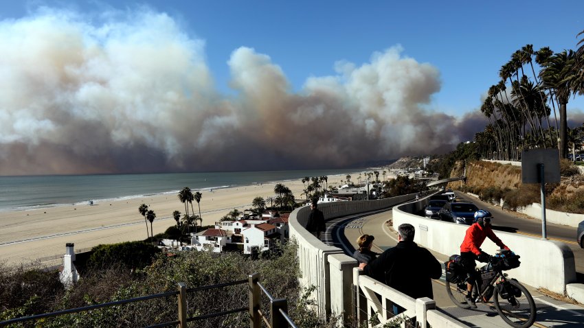 SANTA MONICA, CA – JANUARY 7, 2025 – – People watch the Palisades fire from the California Incline in Santa Monica on January 7, 2025. (Genaro Molina/Los Angeles Times via Getty Images)