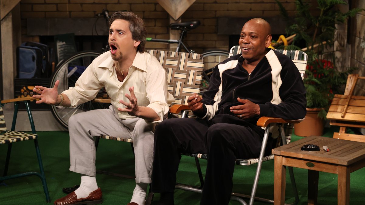 「SNL」のスケッチで、移民の父親たちが息子の子育ての挑戦をめぐって陽気に絆を深めた – NBC ロサンゼルス