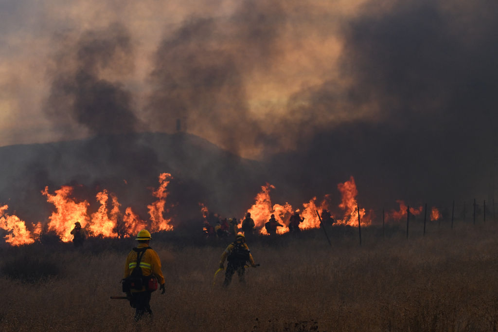 Hughes Fire in Castaic Burns Over 10000 Acres Thousands Evacuated