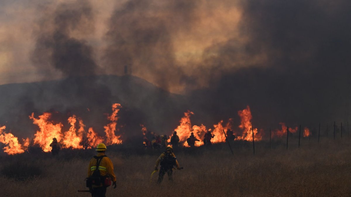 Live updates: Hughes Fire in Castaic burning over 10,000 acres