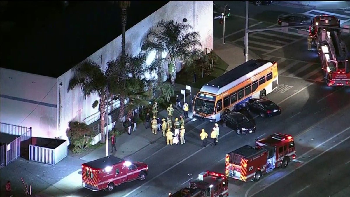 4 injured in multi-car crash with Metro bus in Van Nuys – NBC Los Angeles