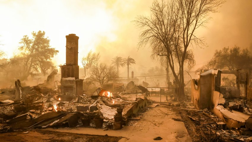 Altadena (United States), 08/01/2025.- Homes destroyed by the Eaton wildfire in Altadena, California, USA, 08 January 2025. According to data from California Department of Forestry and Fire Protection, CAL FIRE, multiple wildfires are burning across thousands of acres and forced tens of thousands of evacuations in the Los Angeles area. (incendio forestal) EFE/EPA/CAROLINE BREHMAN