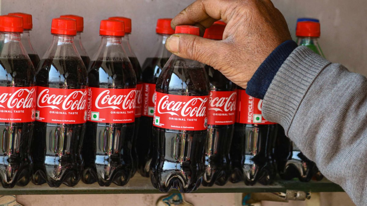 Coca-Cola says it will sell more soda in plastic bottles if aluminum  tariffs take effect – NBC Los Angeles
