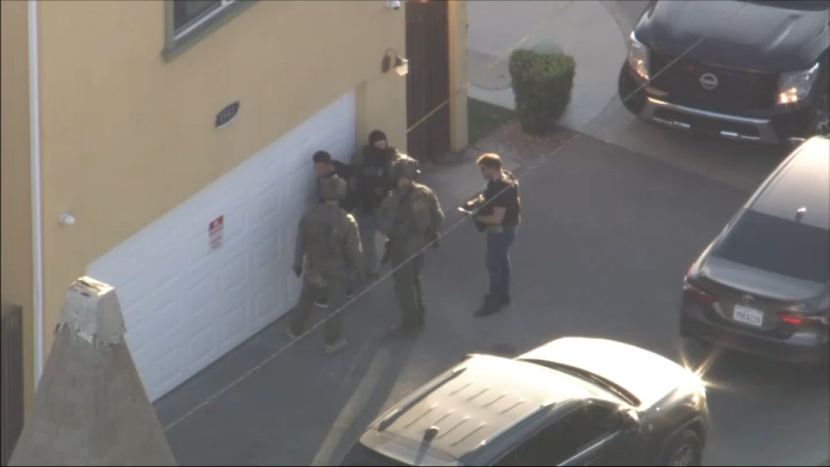 Warrant suspect arrested after standoff in South LA – NBC Los Angeles