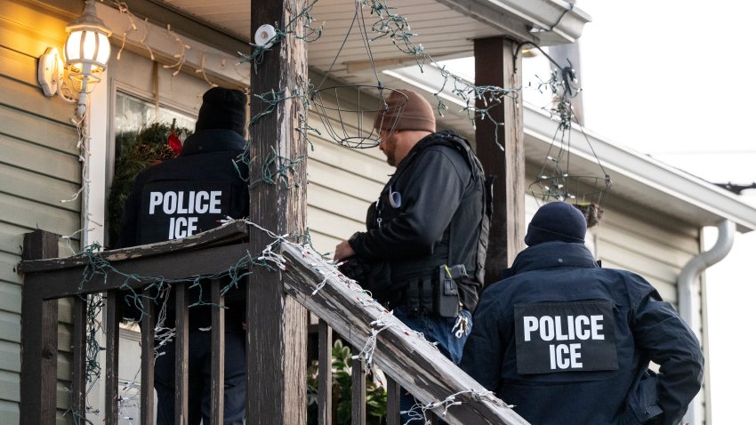 ICE Agents Carry Out Raid On Undocumented Immigrants In Chicago