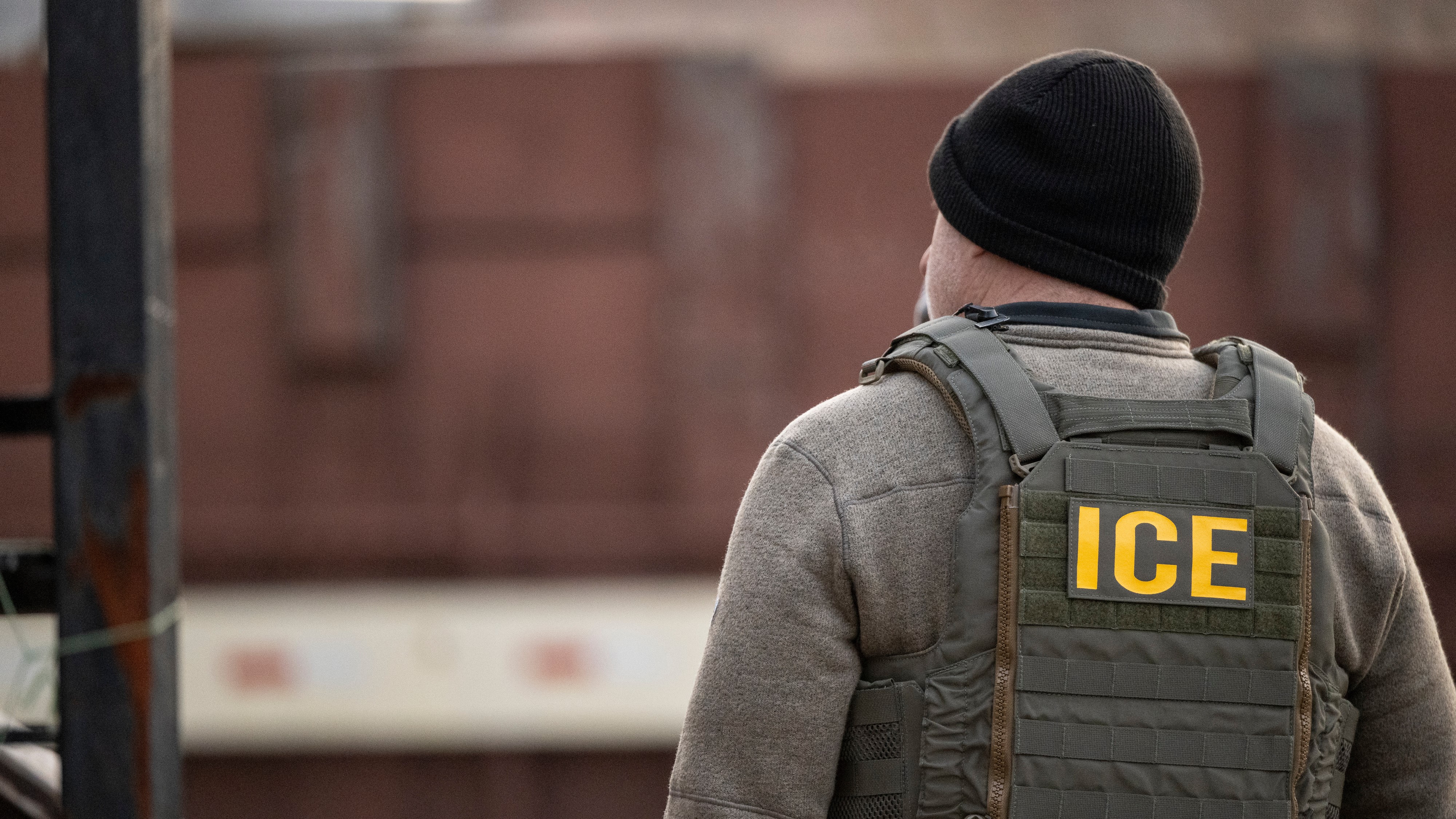 Deadline for ICE officers to get body cameras