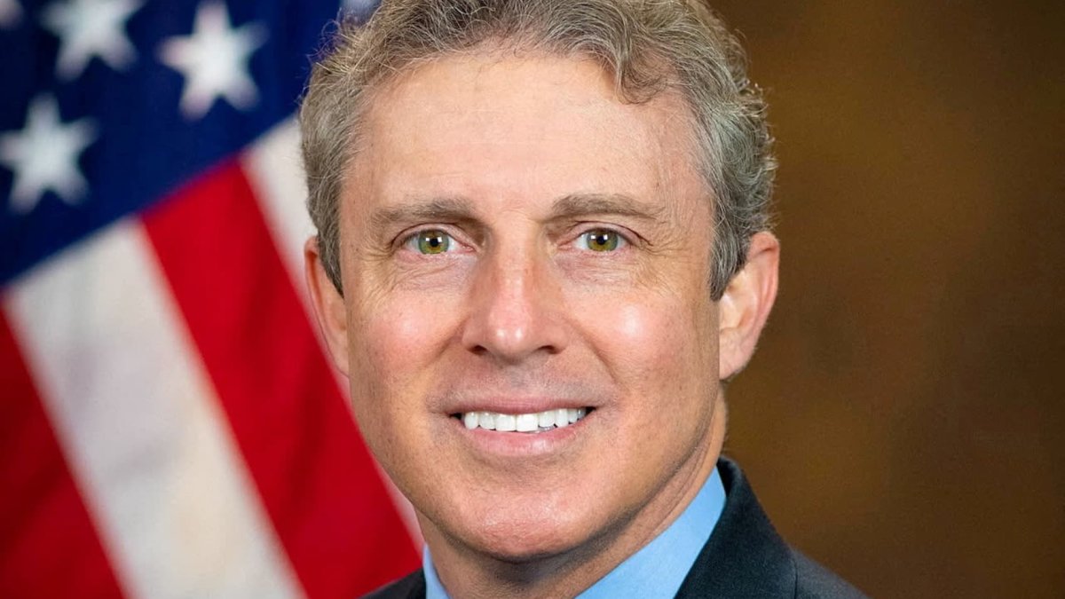 Appeals court allows Trump administration to remove ethics watchdog