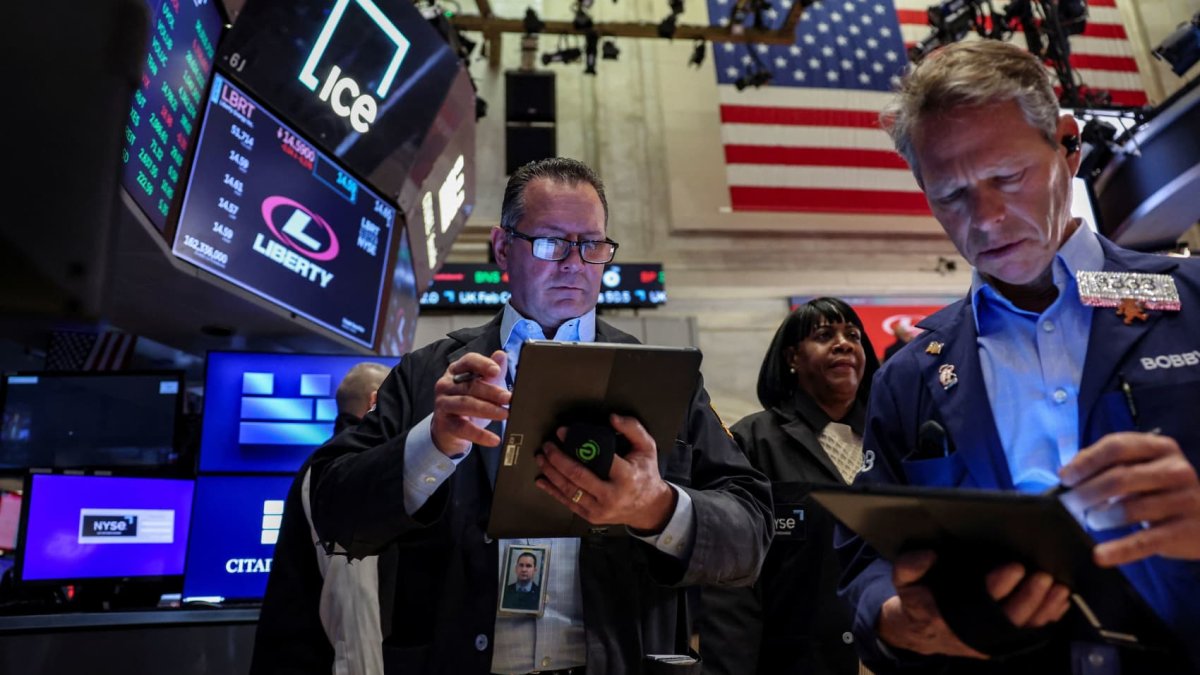 Asian Stocks Rally as Gold Hits Record High