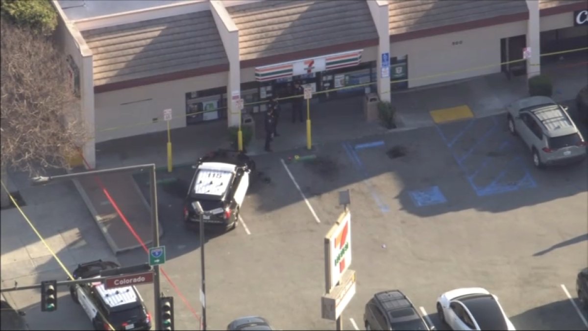 Police investigate shooting death of man next to Glendale strip mall ...
