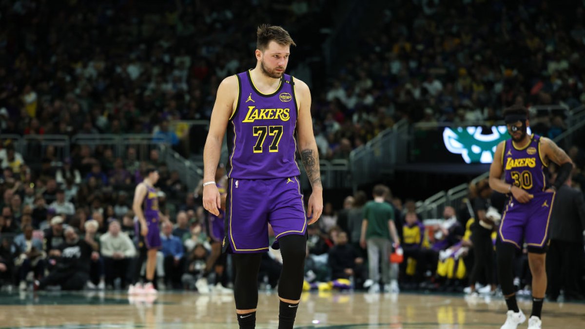 Nuggets Edge Lakers, Extend Losing Streak