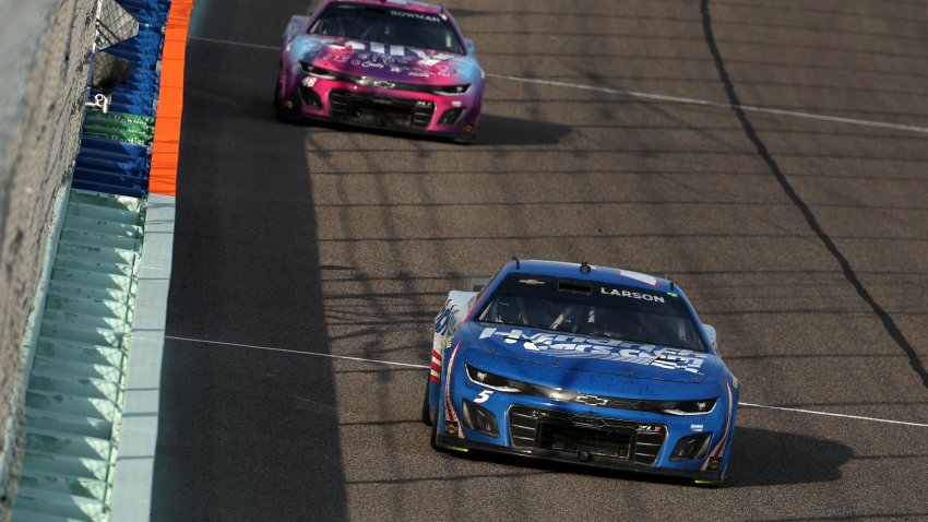 Kyle Larson leads Alex Bowman