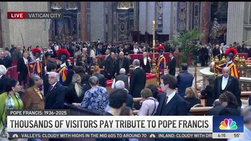 Thousands pay final respects to Pope Francis