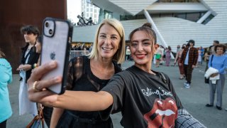 Costa Mesa, CA – October 08: Just after the doors were opened to the public, Orange County Museum of Art CEO and Director Heidi Zuckerman, left, poses for a selfie with Belen Lopez of Los Angeles late Saturday afternoon, October 8, 2022, in Costa Mesa. The museum opened to the public at 5 pm with a 24-hour grand opening celebration. (Photo by Mark Rightmire/MediaNews Group/Orange County Register via Getty Images)