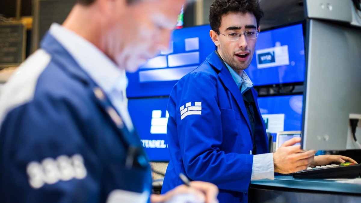US Futures Decline as Apple, Amazon Report Disappointing Earnings
