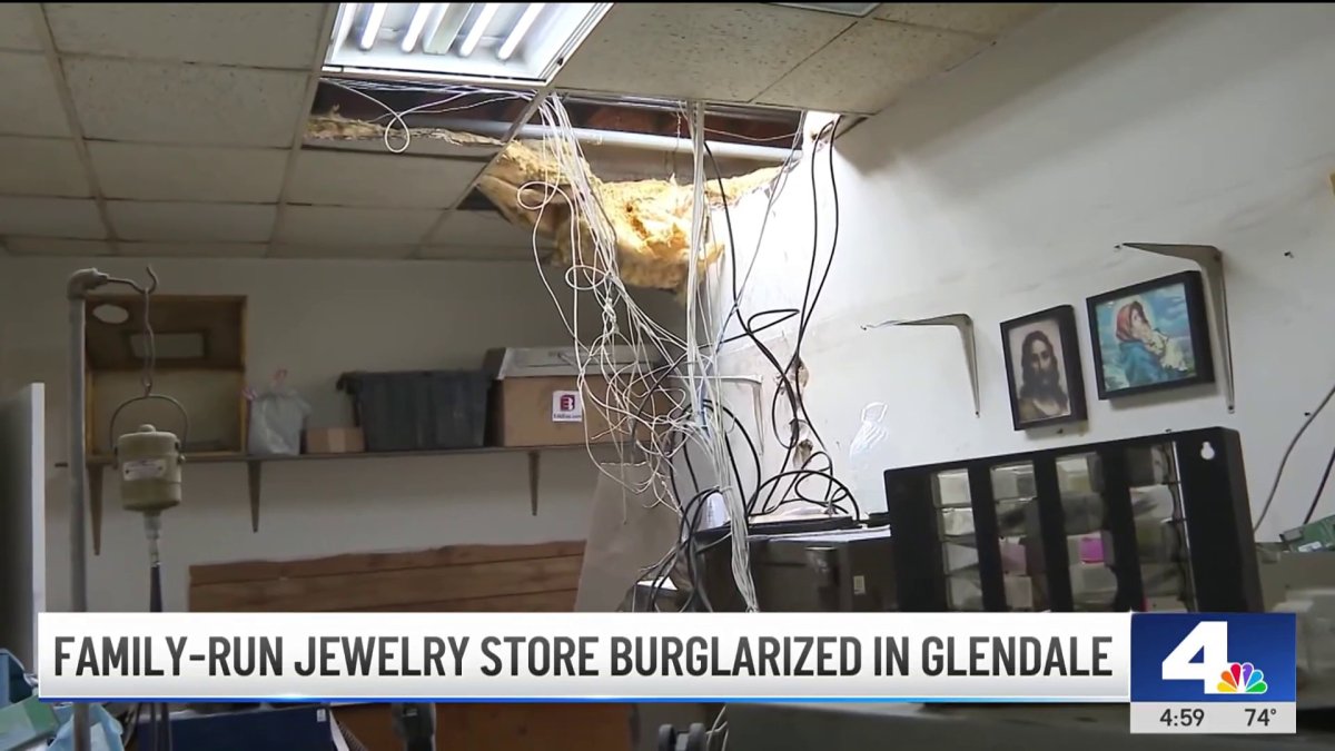 Burglars bust through roof of family-run jewelry store in Glendale ...