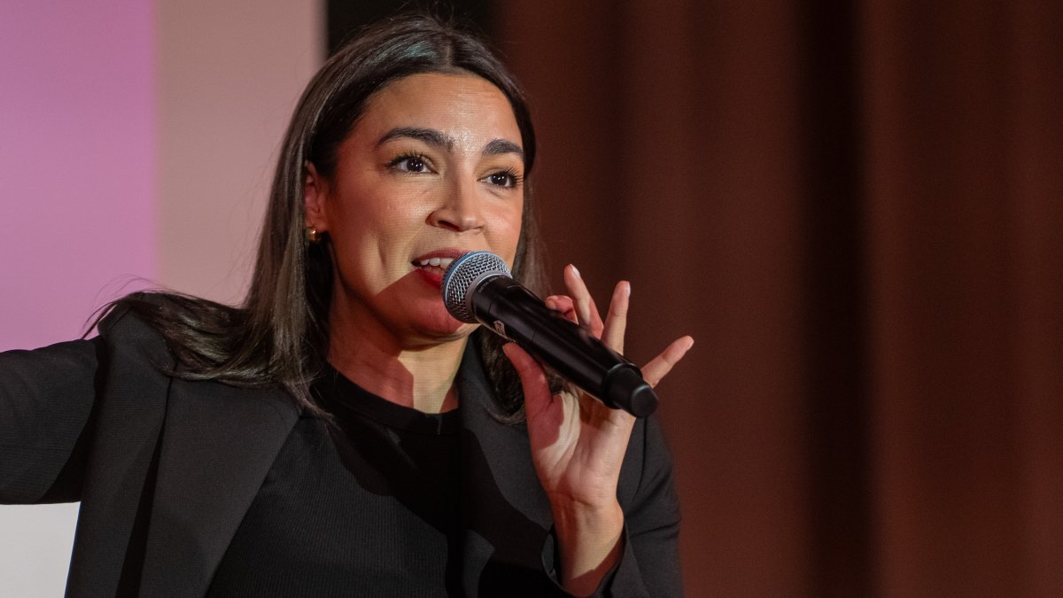 Alexandria Ocasio-Cortez won't seek top Democratic seat on House Oversight Committee 1