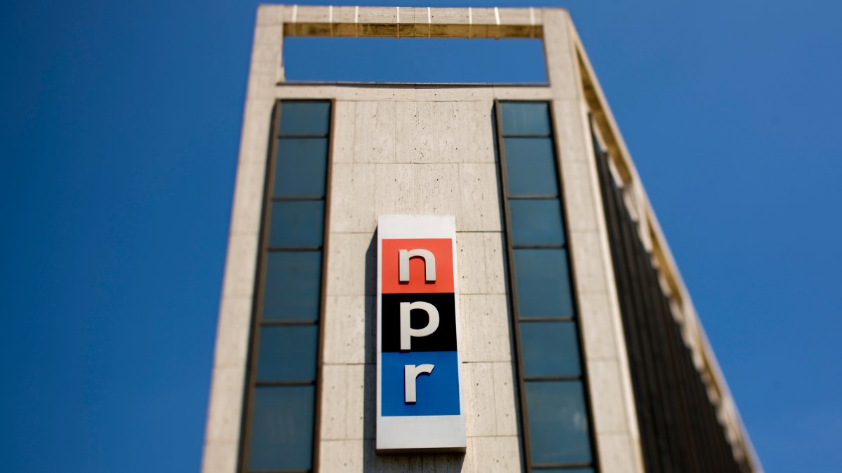 Trump signs executive order to stop federal funding for NPR and PBS 1