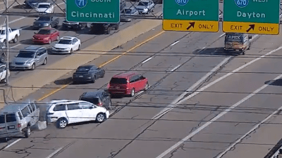 Captan a conductor haciendo peligrosa maniobra al volante; ¿pero es inusual?