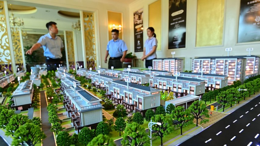 QINGZHOU, CHINA – JUNE 16, 2025 – Citizens are viewing sand table at the sales office of a commercial residential property development in Qingzhou City, Shandong Province, China on June 16, 2025.
