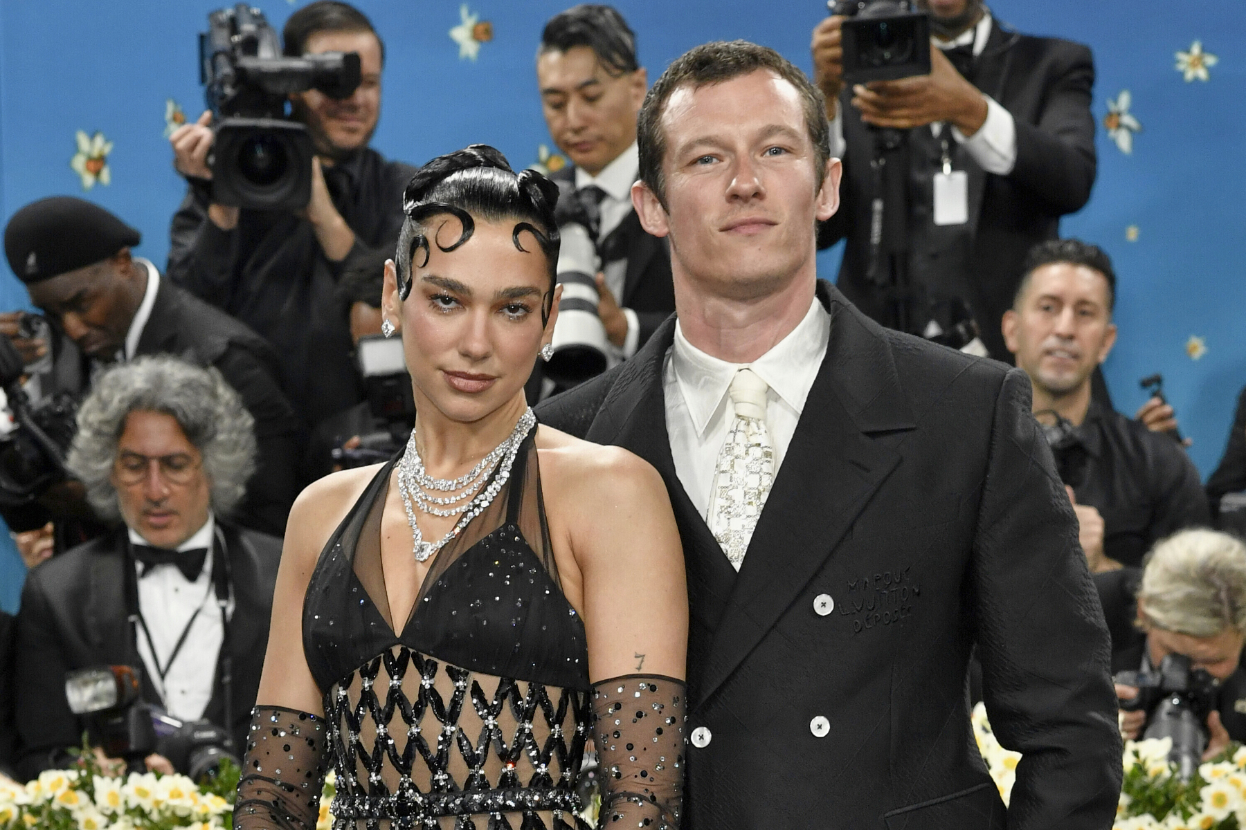 资料图：2025 年 5 月 5 日，杜阿&middot;利帕 (Dua Lipa)（左）和卡勒姆&middot;特纳 (Callum Turner) 出席纽约大都会艺术博物馆服装学院慈善晚会。