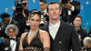 资料图:2025 年 5 月 5 日,杜阿·利帕 (Dua Lipa)(左)和卡勒姆·特纳 (Callum Turner) 出席纽约大都会艺术博物馆服装学院慈善晚会。