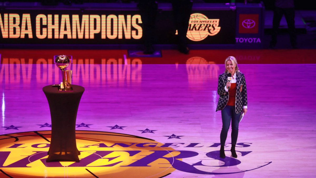 Buss family dispute unfolds over reported plan to sell stake in Lakers