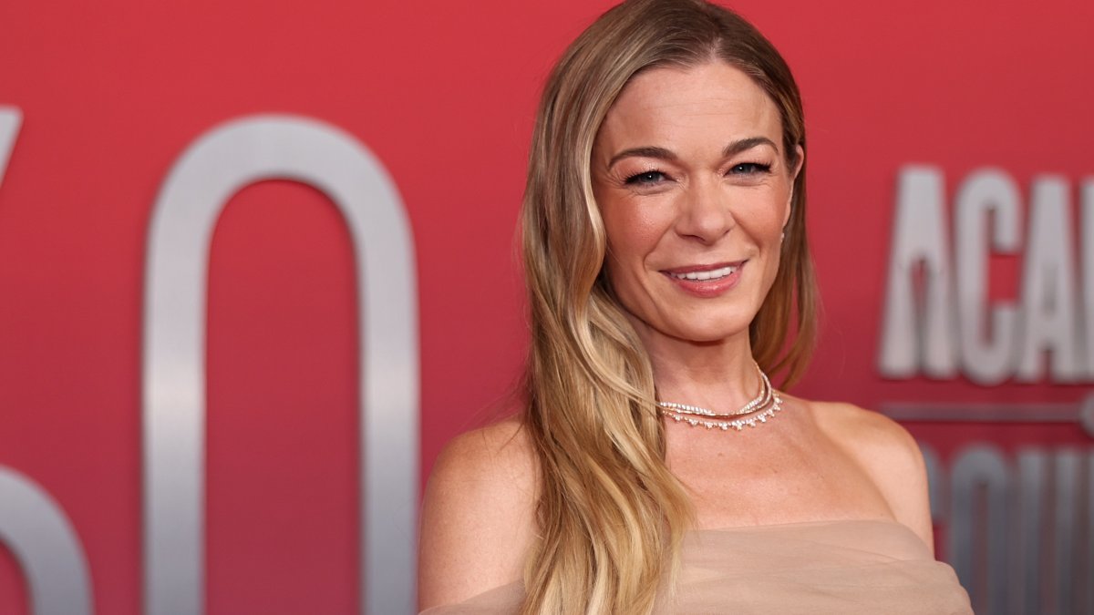 LeAnn Rimes reveals her teeth fell out mid-performance – NBC Los Angeles