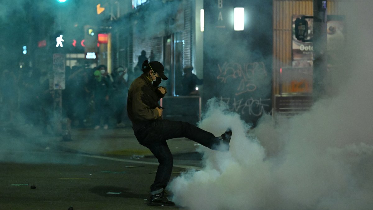 デモンストレーションが続くにつれて、リトル東京での大規模な警察の存在 –  NBCロサンゼルス