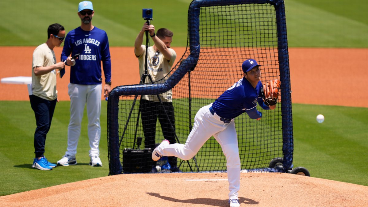 Los Angeles Dodgers manager Dave Roberts and the team announced that Shohei Ohtani will be the starting pitcher for Monday's game against the San Diego Padres.