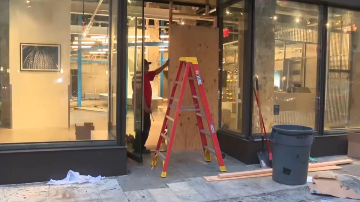 Los Angeles Apple, Adidas Stores Looted Amid Immigration Protests